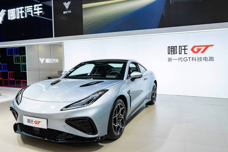 深圳342哪吒汽车在智能汽车领域的表现，领途汽车在新能源汽车市场中的影响力